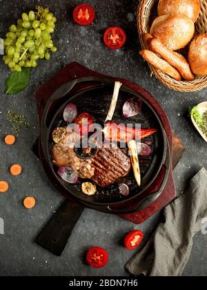 viande frite avec légumes et champignons dans une poêle en aluminium Banque D'Images