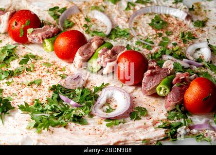 tomates, viande crue et oignons sur pain pita Banque D'Images