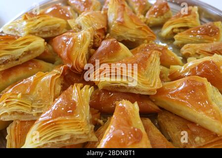 Gros plan tas de pâtisseries Baklava sur un grand plateau avec mise au point sélective Banque D'Images