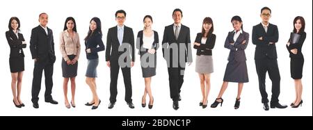 Corps entier divers gens d'affaires asiatiques et groupe d'âge mixte, debout isolé sur fond blanc. Banque D'Images