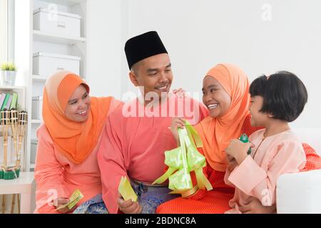 Portrait de famille de Happy Malay dans des vêtements traditionnels pendant Hari Raya. Le style de vie familial malaisien à la maison. Banque D'Images