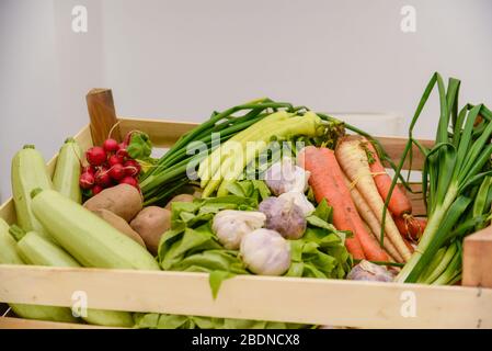 Gros plan sur un marché de produits alimentaires sains, placé dans une caisse en bois traditionnelle, pour préparer un repas sain à base de salade Banque D'Images