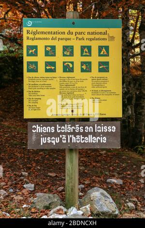 Un panneau avec des règles et des règlements pour les visiteurs du Parc National des Pyrénées Banque D'Images