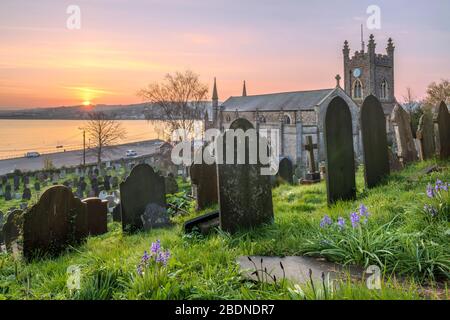 Appledore, North Devon, Angleterre. Jeudi 9 avril 2020. Météo britannique. Le paisible petit jardin de St Mary's regorge de fleurs printanières alors que le soleil s'élève sur l'estuaire de la rivière Torridge, dans le village côtier d'Appledore, dans le nord du Devon. Crédit: Terry Mathews/Alay Live News Banque D'Images