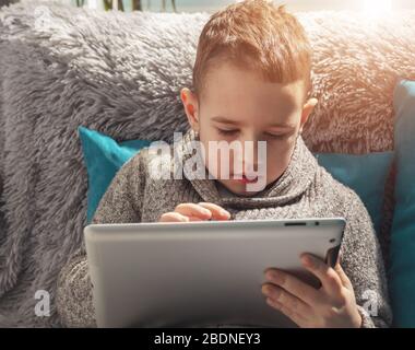 Little Boy using digital tablet Banque D'Images