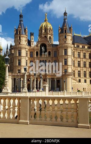 Vue avant du château de Schwerin en Mecklembourg-Poméranie-Occidentale en été Banque D'Images