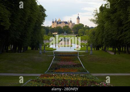 Parc du château de Schwerin en été avec lits de fleurs Banque D'Images