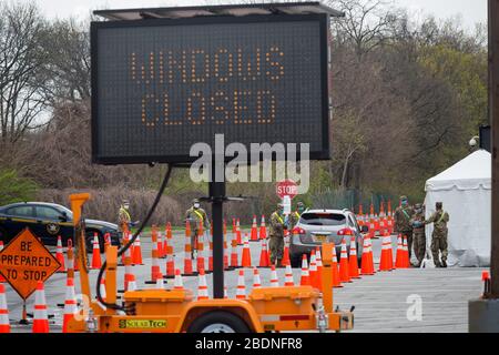 New York, États-Unis. 8 avril 2020. Les gens conduisent jusqu'à un site de test de COVID-19 durant la pandémie de coronavirus dans le quartier Bronx de New York, aux États-Unis, le 8 avril 2020. Le nombre de cas de COVID-19 aux États-Unis a atteint 401,166 mercredi (1620 GMT) à 12 h 20, selon le Centre de science et d'ingénierie des systèmes (CSSE) de l'Université Johns Hopkins. Selon le CSSE, un total de 12 936 décès ont été signalés dans la nation. Crédit: Michael Nagle/Xinhua/Alay Live News Banque D'Images