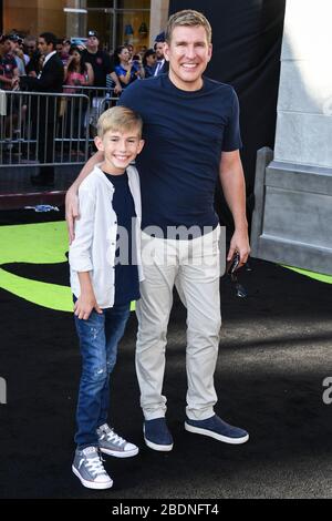 Hollywood, États-Unis. 9 avril 2020. (FICHIER) Todd Chrisley tests positifs pour Coronavirus COVID-19. Todd Chrisley s'ouvre sur son diagnostic de coronavirus, après un séjour à l'hôpital. HOLLYWOOD, LOS ANGELES, CALIFORNIE, États-Unis - JUILLET 09: Grayson Chrisley et le père Todd Chrisley arrivent à la première de Los Angeles de Sony Pictures 'Ghostbusters' qui s'est tenue au cinéma chinois IMAX TCL le 9 juillet 2016 à Hollywood, Los Angeles, Californie, États-Unis. (Photo de Xavier Collin/image Press Agency) crédit: Image Press Agency/Alay Live News Banque D'Images