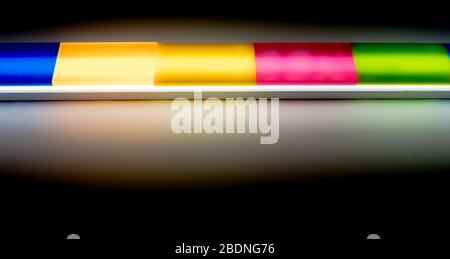 Plexiglas en plastique couleur rétroéclairé par LED sur fond balck Banque D'Images