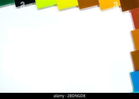 Cadre partiel en mousse de couleur acrylique moulé sur fond blanc, vue du dessus Banque D'Images