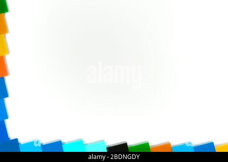 Cadre partiel en mousse de couleur acrylique moulé sur fond blanc, vue du dessus Banque D'Images