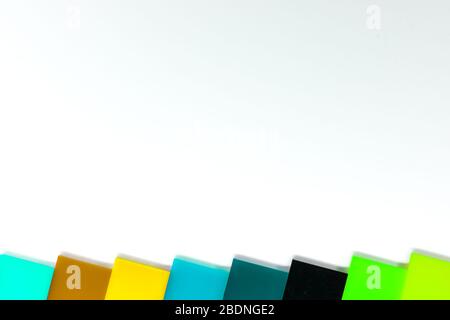 Feuille acrylique moulée de couleur mousse sur fond blanc avec cadre partiel Banque D'Images