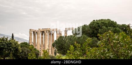 Athènes, Grèce - 14 février 2020. Le Temple de Zeus Olympien, également connu sous le nom d'Olympieion ou de colonnes de Zeus Olympien, est un ancien te colossal Banque D'Images