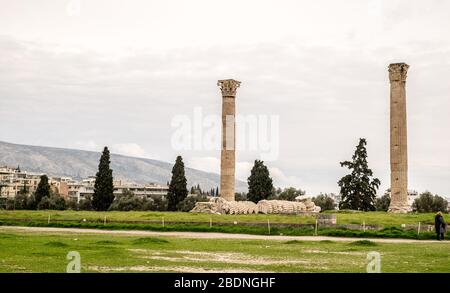 Athènes, Grèce - 14 février 2020. Le Temple de Zeus Olympien, également connu sous le nom d'Olympieion ou de colonnes de Zeus Olympien, est un ancien te colossal Banque D'Images