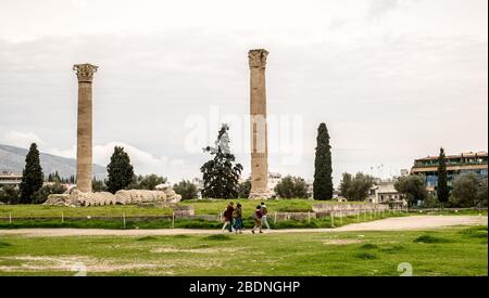 Athènes, Grèce - 14 février 2020. Le Temple de Zeus Olympien, également connu sous le nom d'Olympieion ou de colonnes de Zeus Olympien, est un ancien te colossal Banque D'Images