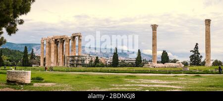 Athènes, Grèce - 14 février 2020. Le Temple de Zeus Olympien, également connu sous le nom d'Olympieion ou de colonnes de Zeus Olympien, est un ancien te colossal Banque D'Images