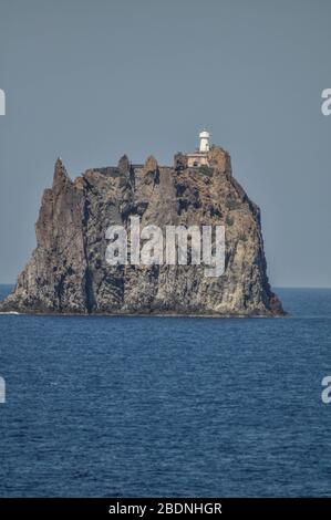 Le volcan Stromboli magnifique éruption de l'île la nuit Banque D'Images