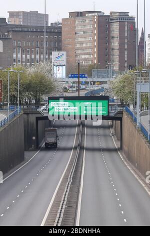 Birmingham, West Midlands, Royaume-Uni. 9 avril 2020. Les résidents de Birmingham ont écouté les conseils du gouvernement de ne pas s’aventurer sur les routes pour se rendre aux destinations de vacances de la Banque de Pâques car l’épidémie de COVID-19 n’a pas diminué. L'A38M Aston Expressway n'avait qu'un seul camion livrant des marchandises essentielles dans la ville. Crédit : arrêtez Press Media/Alamy Live News Banque D'Images