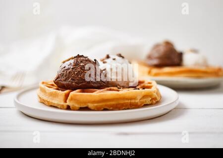 gaufres fraîches avec crème glacée et sauce caramel. Banque D'Images