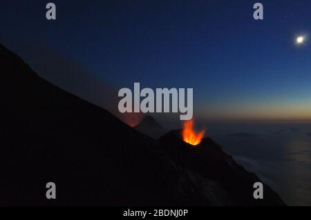 Le volcan Stromboli magnifique éruption de l'île la nuit Banque D'Images