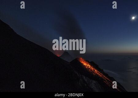 Le volcan Stromboli magnifique éruption de l'île la nuit Banque D'Images