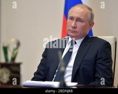 (200409) -- MOSCOU, le 9 avril 2020 (Xinhua) -- le président russe Vladimir Poutine réagit lors d'une conférence télévisée en ligne avec les gouverneurs régionaux de la résidence d'État Novo-Ogaryovo à l'extérieur de Moscou, en Russie, le 8 avril 2020. Le président russe Vladimir Poutine a appelé mercredi les compatriotes à ne pas céder et à accepter avec dignité toutes les restrictions pour surmonter la pandémie de COVID-19. (Spoutnik/Handout via Xinhua) Banque D'Images