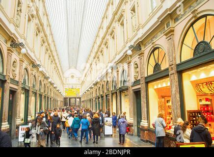 Bruxelles, Belgique - le 5 octobre 2019 : les personnes ayant choisi la bonbons au chocolat à Saint-hubert Galeries. Les Galeries Royales Saint-Hubert sont des centres commerciaux en Banque D'Images