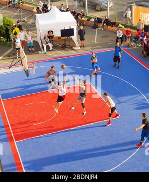 Kiev, UKRAINE - 14 SEPT 2109 : hommes jouer au basket-ball sur une rue. Street ball championnat. Vue aérienne Banque D'Images