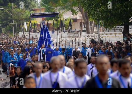 La statue de Tuan Ma (mère Marie) est portée à la cathédrale de Larantuka pendant la procession de Semana Santa (semaine Sainte) le vendredi Saint à Larantuka, en Indonésie. Banque D'Images