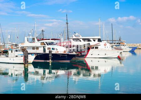 Marina avec yachts et bateaux à moteur à la lumière du soleil, Larnaca, Chypre Banque D'Images