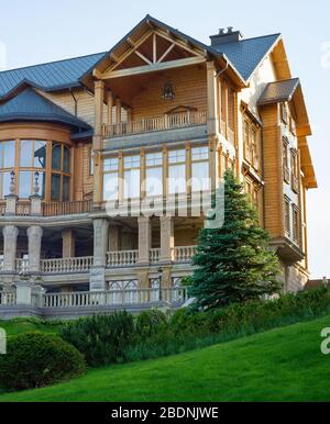 Grande maison en bois dans le coucher du soleil la lumière. L'Ukraine Banque D'Images