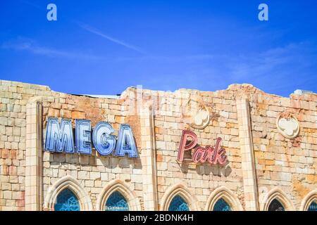 Majorque, Espagne - 27 mars 2018 : la célèbre façade du Mega Park Club en été Banque D'Images