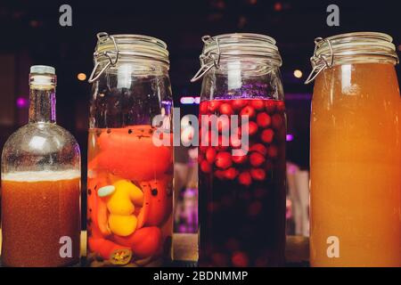 Bouteilles de teinture ou potion et herbes saines sèches, bouquet d'herbes de guérison. Médecine à base de plantes. Style rétro Banque D'Images