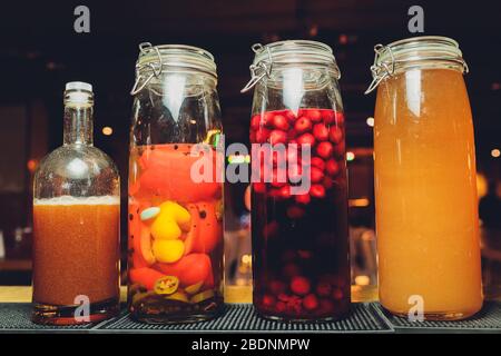 Bouteilles de teinture ou potion et herbes saines sèches, bouquet d'herbes de guérison. Médecine à base de plantes. Style rétro Banque D'Images