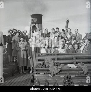 Années 1950, historique, Grande-Bretagne d'après-guerre et pour ces hommes et ces femmes, une photo de groupe des œuvres de l'île de Wright, une journée au bord de la mer et une excursion en bateau sur un ferry à vapeur, Ryde Pier, Angleterre, Royaume-Uni. Banque D'Images