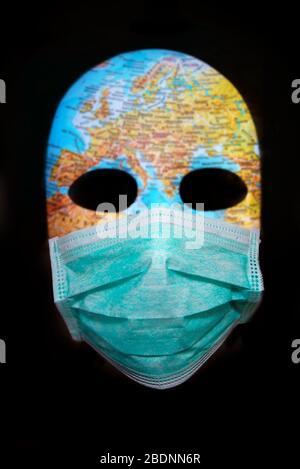 Masque texturé avec la carte de l'Europe portant le masque chirurgical. Concept de la pandémie du virus corona. Banque D'Images