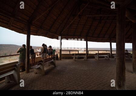 Les touristes apprécient la vue sur le camp de repos Olifants dans le parc Kruger Banque D'Images