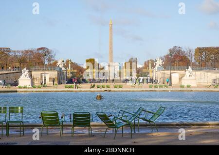 PARIS - 7 NOVEMBRE 2019 : fontaine du jardin des Tuileries et vue sur l'obélisque de la place de la Concorde avec les gens, automne ensoleillé à Paris Banque D'Images