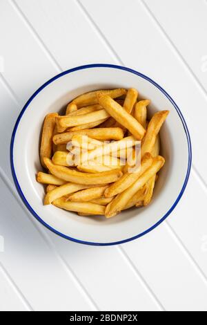 Frites dans un bol sur une table blanche. Vue sur le dessus.délicieux Fast food. Banque D'Images