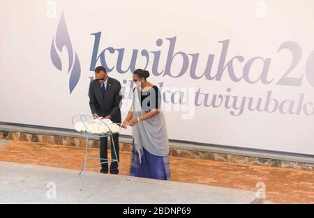 (200409) -- KIGALI, 9 avril 2020 (Xinhua) -- Le président rwandais Paul Kagame et la première dame Jeannette Kagame firent la couronne au Mémorial du génocide de Kigali, le dernier lieu de repos pour plus de 250 000 victimes du génocide de 1994 contre les Tutsis, à Kigali, capitale du Rwanda, le 7 avril 2020. Les Rwandais ont commencé mardi la commémoration du 26ème anniversaire du génocide de 1994 contre les Tutsis par une cérémonie de faible clé au site commémoratif du génocide de Kigali dans le cadre de mesures préventives visant à contenir l'éclosion de COVID-19 dans le pays. Le président rwandais Paul Kagame et la première dame Banque D'Images