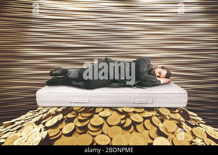 Un homme d'affaires dort avec de l'argent sous le matelas pour éviter le risque d'investir dans le marché financier Banque D'Images