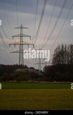 de nombreux pôles électriques dans le paysage, avec des câbles d'alimentation qui s'affaissement Banque D'Images