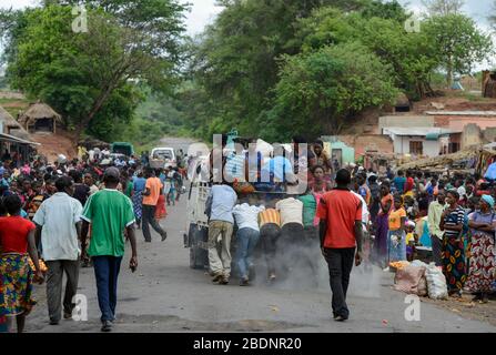 Zambie, Sinazongwe, marché rural dans le village, les hommes poussent un mini camion de panne surchargé de femmes groupe / SAMBIA, Sinazongwe Distrikt, laendlicher Markt an einer Strasse im Dorf Banque D'Images