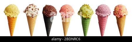 Bannière avec un ensemble de glace-crème avec différents goûts dans divers cônes colorés, disposés en rangée et isolés sur fond blanc Banque D'Images