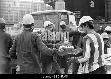 30 novembre 1978, Saxe, Leipzig: Les jeunes et les étudiants aident à la livraison de briques dans le camp d'été de 1979 sur le site de construction 'Neues Gewandhaus zu Leipzig'. Date exacte de l'enregistrement inconnue. Photo : Volksmar Heinz/dpa-Zentralbild/ZB Banque D'Images