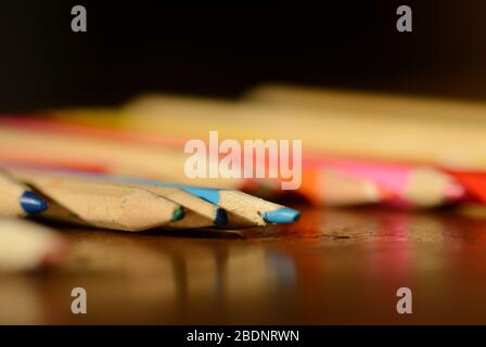 Crayons de couleur bois utilisés sur une table Banque D'Images