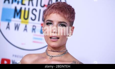 (DOSSIER) Halsey fait don de 100 000 masques aux hôpitaux californiens en raison de la pandémie de Coronavirus COVID-19. Halsey (Ashley Nicolette Frangipane) a fait don de 100 000 masques de visage à quatre établissements médicaux de Californie. LOS ANGELES, CALIFORNIE, États-Unis - OCTOBRE 09: La chanteuse Halsey (Ashley Nicolette Frangipane) portant une robe de Rédemption et les chaussures Rene Caovilla arrivent au 2018 American Music Awards tenu au Microsoft Theatre L.A. Vivre le 9 octobre 2018 à Los Angeles, Californie, États-Unis. (Photo de Xavier Collin/image Press Agency) Banque D'Images