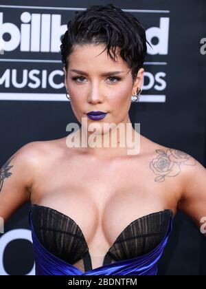 Las Vegas, États-Unis. 9 avril 2020. (DOSSIER) Halsey fait don de 100 000 masques aux hôpitaux californiens en raison de la pandémie de Coronavirus COVID-19. Halsey (Ashley Nicolette Frangipane) a fait don de 100 000 masques de visage à quatre établissements médicaux de Californie. LAS VEGAS, NEVADA, États-Unis - MAI 01: La chanteuse Halsey (Ashley Nicolette Frangipane) portant des chaussures Aadnevik et Brian Atwood arrive aux 2019 Billboard Music Awards qui ont eu lieu au MGM Grand Garden Arena le 1er mai 2019 à Las Vegas, Nevada, États-Unis. (Photo de Xavier Collin/image Press Agency) crédit: Image Press Agency/Alay Live News Banque D'Images