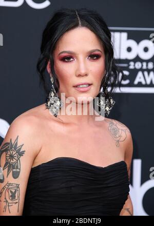 (DOSSIER) Halsey fait don de 100 000 masques aux hôpitaux californiens en raison de la pandémie de Coronavirus COVID-19. Halsey (Ashley Nicolette Frangipane) a fait don de 100 000 masques de visage à quatre établissements médicaux de Californie. LAS VEGAS, NEVADA, ÉTATS-UNIS - 20 MAI : La chanteuse Halsey (Ashley Nicolette Frangipane) portant une robe de couture pour la Rédemption, des chaussures Roger Vivier, une pochette Edie Parker et des bijoux Lorraine Schwartz arrivent au prix de musique pour panneaux 2018 tenu au MGM Grand Garden Arena le 20 mai 2018 à Las Vegas, Nevada, États-Unis. (Photo de Xavier Collin/image Press Agency) Banque D'Images